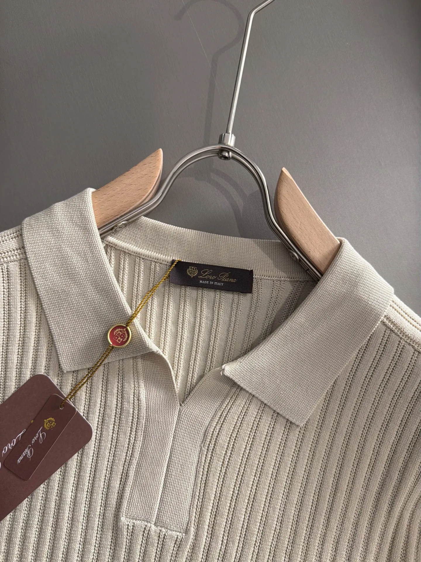LP high quality Loro Piana 26ss New Arrival men's short-sleeved knitted T-shirt. Made of combed cotton yarn knitted cotton fabric, no pressure when entering and exiting the counter. Exclusive control of raw materials. It feels substantial when weighed, and the upper body is more textured than ordinary T-shirts. This texture can handle the weather easily and is suitable for both hot and cold! Loose fit design, looks noble. The only correct version is available Size: M to 4XL